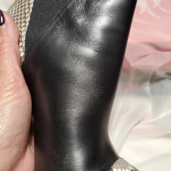 Gucci ankle boots. 391/2 Used in excellent condition. - Picture 12 of 16